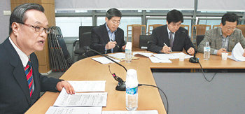 한나라당 인명진 윤리위원장(왼쪽)이 28일 서울 영등포구 여의도연구소에서 국정감사 ‘향응 접대’에 연루된 소속 의원들의 징계 문제를 논의하기 위해 긴급회의를 주재하고 있다. 연합뉴스