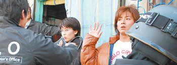 구리우 검사(기무라 다쿠야·오른쪽)와 아마미야 사무관(마쓰 다카코)이 사건의 단서를 찾으러 한국에 왔다가 부산 경찰에게 검거되는 장면. 사진 제공 올댓시네마