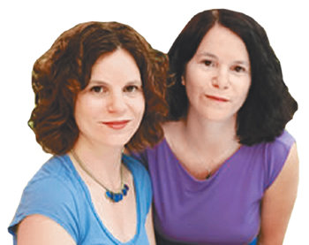 실험관찰 대상으로 각각 다른 집으로 입양돼 자란 일란성 쌍둥이 자매 폴라 번스타인 씨(왼쪽)와 엘리스 셰인 씨의 2004년 재회 뒤의 모습. 사진 출처 랜덤하우스 발간 ‘일란성 타인’]