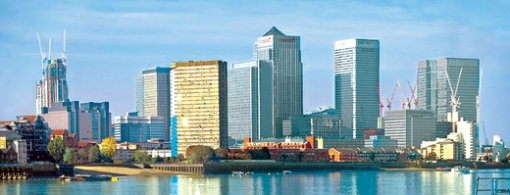 ‘캐네어리 워프’가 런던의 새로운 금융중심으로 떠오르면서 세계적인 금융회사들도 속속 몰려들고 있다. 템스 강 너머로 보이는 캐네어리 워프 곳곳에 타워 크레인이 서 있어 한창 ‘건설 중’임을 보여 주고 있다. 런던=송평인  특파원