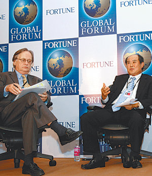 이현봉 삼성전자 서남아총괄 사장(오른쪽)이 지난달 30일 인도 뉴델리에서 열린 ‘2007 포천 글로벌 포럼’에서 ‘인도 유통 혁명’을 주제로 토론하고 있다. 사진 제공 삼성전자
