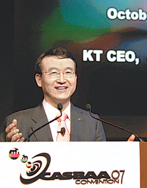 31일 오후 남중수 KT 사장이 홍콩 라마다르네상스 호텔에서 열린 CASBAA 2007 콘퍼런스의 기조연설을 하고 있다. 사진 제공 KT