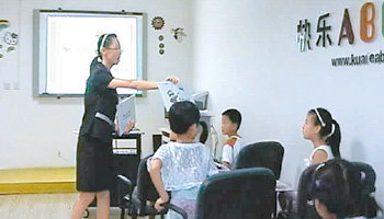 중국 초등학생들이 다롄에 있는 ‘베이징대 콰이러(快樂)ABC’ 영어학원에서 수업을 받고 있다. 이 학원 체인은 베이징대를 선망하는 중국 학생들의 심리를 파악해 베이징대와 교재 감수 및 상표권 사용에 대한 계약을 했다. 사진 제공 베이징대 콰이러ABC