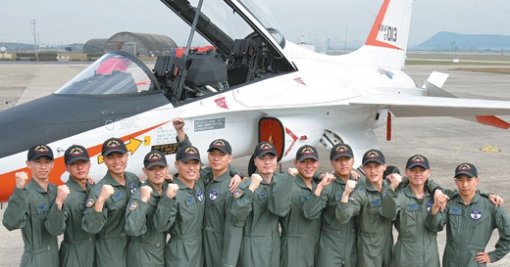 국산 초음속 고등훈련기인 T-50으로 비행 교육을 마치고 31일 ‘빨간 마후라’의 꿈을 이룬 새내기 파일럿 12명이 파이팅을 외치고 있다. 연합뉴스