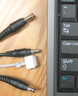 삼성전자, LG전자, 애플, 도시바 등 노트북 PC 제조사별로 서로 다른 전원 어댑터 모습. 김용석 기자