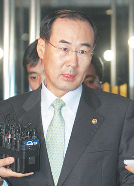 14시간 조사 받고 귀가현직 국세청장으로는 처음으로 검찰에 소환된 전군표 국세청장이 14시간 동안 강도 높은 조사를 받고 2일 오전 0시 50분경 부산지검 청사를 나서고 있다. 부산=연합뉴스