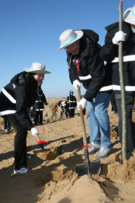 대한항공은 지난달 31일 조양호 회장(오른쪽에서 두 번째)이 참석한 가운데 황사 발원지인 중국 네이멍구 쿠부치 사막에서 ‘대한항공 녹색 생태원’ 조성을 위한 나무심기 행사를 열었다. 사진 제공 대한항공