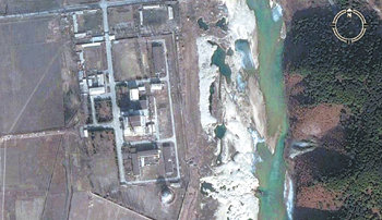 인공위성으로 살펴본 북한 영변의 5MW급 원자로와 주변 시설. 사진 제공 구글 어스