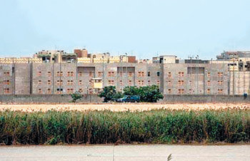 축구장 80개 규모 신축 중인 美대사관미국이 이라크 바그다드에 건설 중인 대사관. 축구장 80개를 합친 규모로 온갖 편의시설이 갖춰진 초대형 대사관이다. 그런데도 미국 외교관들은 국무부의 이라크 강제 발령 방침에 크게 반발하고 있다. 동아일보 자료 사진