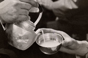 강하고 묵직한 막걸리의 맛도 첨단과학으로 개량한 누룩을 이용하면 깔끔하게 만들 수 있다. 동아일보 자료 사진