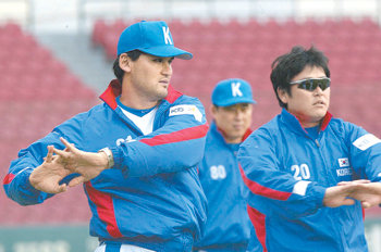 야구 대표팀 주장을 맡은 박찬호(왼쪽)가 1일 잠실야구장에서 본격적인 훈련에 앞서 몸을 풀고 있다. 원대연  기자