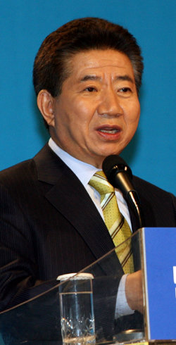 노무현 대통령이 1일 서울 서초구 반포동 센트럴시티 밀레니엄홀에서 열린 민주평화통일자문회의 제51차 상임위원회에 참석해 남북 정상회담과 남북관계에 대해 연설하고 있다. 김경제 기자