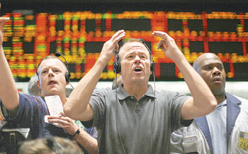 불붙은 유가에 ‘금리 부채질’지난달 31일 미국 시카고상품거래소의 직원들이 소리를 지르며 거래에 열중하고 있다. 미국 연방준비제도이사회(FRB)가 연방기금 금리를 올해 들어 두 번째 내린 이날 서부 텍사스산 중질유(WTI)는 배럴당 94.53달러에 마감돼 사상 최고치를 기록했다. 시카고=로이터 연합뉴스