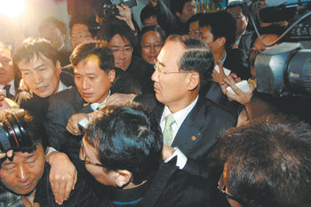 1일 오전 검찰에 소환된 전군표 국세청장이 부산지검 청사 앞에 몰린 취재진을 뚫고 청사로 들어가고 있다. 부산=최재호 기자