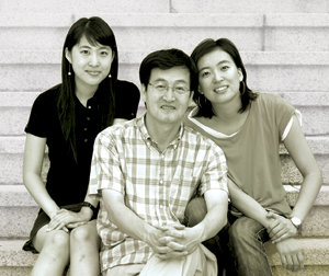 정인화 관동대 교수(가운데)와 딸 다훈(오른쪽) 다영 양. 정 교수는 두 딸이 어렸을 때부터 책과 여행을 통해 넓은 세상을 보여 줬다. 사진 제공 휴머니스트