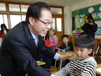 권영길 민주노동당 대선 후보가 2일 오전 모교인 부산 서구 남부민초등학교를 방문해 1일교사로 수업을 마친 뒤 학생들을 격려하고 있다. 부산=연합뉴스