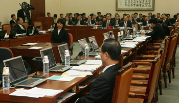 질의만 하고 떠나2일 낮 12시 30분경 국정감사가 진행 중인 국회 정무위원회 회의실, 이날 오전의 마지막 질의응답 시간이었으나 대통합민주신당측 의원은 거의 대부분 자리를 떴다. 이명박 한나라당 대선 후보에 관한 ‘BBK 주가조작 연루의혹’을 제기한 ‘공격수 의원’들은 상임위 개회 직후 몰아서 질의를 한 뒤 차례로 국감장을 떴다. 김동주 기자