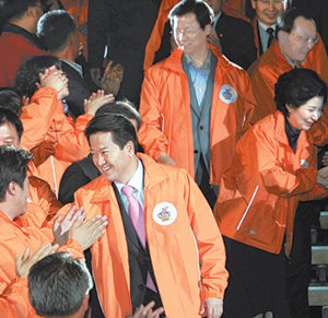 鄭후보 가족행복위원회 출범대통합민주신당 정동영 대선 후보가 4일 서울 송파구 올림픽공원 역도경기장에서 열린 가족행복위원회 출범식에 지지자들의 환호를 받으며 입장하고 있다. 이종승 기자