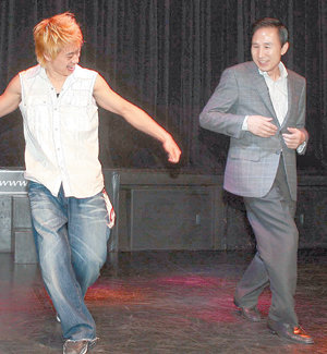 비보이 따라하는 李후보한나라당 이명박 대선 후보(오른쪽)가 4일 서울 마포구 홍익대 부근 비보이 전용극장에서 ‘비보이를 사랑한 발레리나’를 관람한 뒤 무대에 올라 비보이 동작을 따라 하고 있다. 이종승 기자