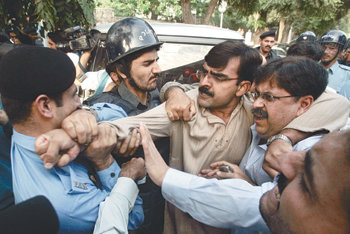 “비상사태 해제하라”페르베즈 무샤라프 파키스탄 대통령이 국가비상사태를 선포한 이튿날인 4일 수도 이슬라마바드에서 반정부 시위를 벌이던 민권운동가들이 경찰과 격렬한 몸싸움을 벌이고 있다. 이슬라마바드=로이터 연합뉴스
