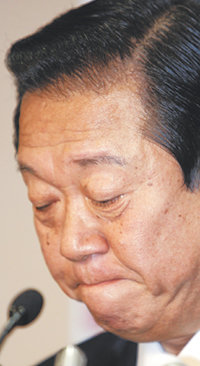 일본 제1야당 민주당의 오자와 이치로 대표가 4일 기자회견에서 대표직 사의를 표명하며 입을 꾹 다문 채 고개를 숙이고 있다. 도쿄=AFP 연합뉴스