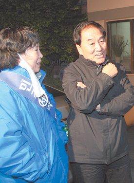 한나라당 이재오 최고위원(오른쪽)이 4일 밤 이회창 전 한나라당 총재를 만나기 위해 서울 용산구 서빙고동 자택을 찾았으나 만나지 못한 뒤 대선출마 반대 시위를 벌이고 있는 ‘민주연대21’ 회원과 이야기를 나누고 있다. 김미옥  기자