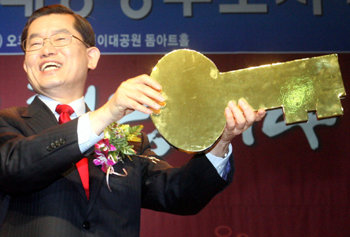 ‘청와대로 가는 열쇠’문국현 전 유한킴벌리 사장이 4일 서울 광진구 능동 어린이대공원 돔아트홀에서 창조한국당 대선 후보로 선출돼 금으로 도금한 ‘청와대로 가는 열쇠’를 받아든 뒤 환하게 웃고 있다. 안철민 기자