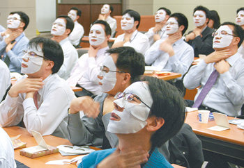 신한은행 직원 50여 명이 5월 서울 중구 태평로2가 신한은행 본점 20층 소회의실에서 열린 미용 강좌에서 마스크 팩을 얼굴에 붙이고 있다. 사진 제공 신한은행