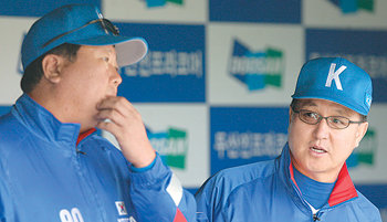 야구대표팀 김경문 감독(오른쪽)과 선동렬 수석코치가 연습경기를 지켜보며 이야기를 나누고 있다. 연합뉴스