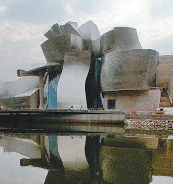 개관 10주년을 맞은 스페인 빌바오 시의 구겐하임 미술관 전경. ‘미술관은 상자 모양’이라는 관념을 완전히 탈피해 어느 방향에서든지 새로운 모습으로 다가온다. 동아일보 자료 사진