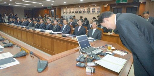 한상률 국세청 차장이 8일 서울 종로구 수송동 국세청 본청에서 열린 지방국세청장 회의에서 전군표 전 국세청장이 뇌물 수수 혐의로 구속된 데 대해 대국민 사과를 하고 있다. 사진공동취재단