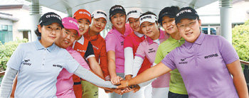 올 시즌 한국여자프로골프투어에서 12승을 합작한 하이마트 여자골프단. 신지애(오른쪽 끝), 조영란(왼쪽에서 네 번째), 안선주(왼쪽에서 두 번째) 등 하이마트 선수들이 파이팅을 외치고 있다. 사진 제공 하이마트