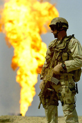미국의 석유 전략을 파헤친 저자는 이라크전쟁은 사실상 석유 때문에 일어났다고 말한다. 사진은 이라크 유정의 불기둥과 미군 병사. 동아일보 자료 사진