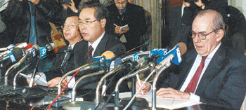 10년 전 그날 10년 전 외환위기는 한국사회의 모든 분야를 뒤흔들었다. 1997년 12월 3일 임창열 당시 경제부총리(가운데)가 IMF와 구제금융 협상이 타결됐음을 발표하고 있다. 왼쪽은 이경식 당시 한국은행 총재, 오른쪽은 미셸 캉드쉬 IMF 총재. 동아일보 자료 사진