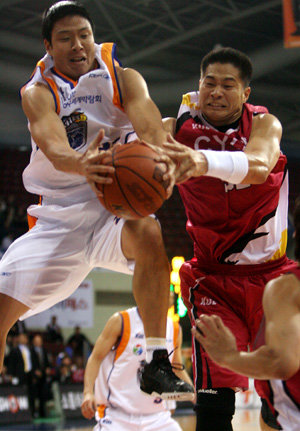 “내 볼이야” LG 현주엽(오른쪽)과 KT&G 김일두가 9일 안양 경기에서 볼을 다투고 있다. KT&G 유도훈 감독은 용산고, 연세대 선배이자 스승인 LG 신선우 감독을 상대로 사령탑 데뷔 이후 3전승을 거뒀다. 안양=연합뉴스