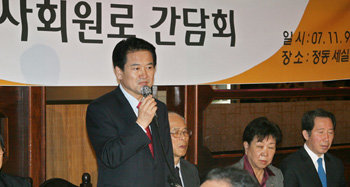 정동영 대통합민주신당 대선 후보가 9일 서울 중구 정동 세실레스토랑에서 열린 재야 원로와의 간담회에서 발언하고 있다. 김동주 기자