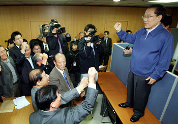 책상위에서 구호 외치는 昌 이회창 전 한나라당 총재가 9일 서울 중구 남대문로 단암빌딩의 선거 캠프 사무실에서 구두를 신은 채 책상 위로 올라가 지지자 앞에서 주먹을 쥐고 “발로 뛰자”는 등의 구호를 외치고 있다. 신원건 기자