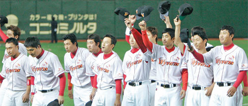 ‘졌지만 잘 싸웠다.’ 프로야구 SK 선수들이 11일 2007 코나미컵 아시아시리즈 결승에서 일본 주니치에 5-6으로 패한 뒤 팬들에게 인사하고 있다. SK는 코나미컵 첫 우승은 놓쳤지만 ‘기