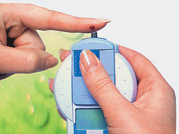 자가혈당측정기를 이용해 쉽고 간편하게 혈당 검사를 할 수 있다. 알코올 솜으로 손가락을 소독한 후 손가락 바깥쪽을 찔러 피를 한 방울 짜내 검사지에 묻히면 된다. 사진 제공 대한당뇨학회