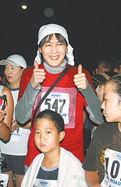 김장훈 5km출전 8000달러 기부‘달리며 사랑을 실천해요.’ 가수 김장훈 씨(가운데 수건 쓴 사람)가 11일 2007 괌PIC 국제단축마라톤 5km 코스를 완주한 뒤 활짝 웃고 있다. 그는 이번 대회에서 8000달러의 기금을 모아 괌 한글학교 등에 기부했다. 괌=양종구 기자