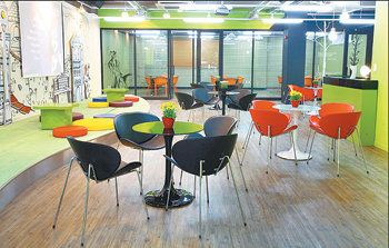 옛 혜화동 주민센터를 리모델링해 10일 문을 연 서울 종로구 명륜동 서울연극센터 1층 정보교류관의 내부. 서울시는 이 센터의 개관을 시작으로 ‘대학로 부활 프로젝트’를 본격 추진한다. 사진 제공 서울시