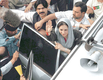 가택연금 하루 만인 10일 풀려난 베나지르 부토 전 파키스탄 총리가 이프티카르 초드리 전 대법원장과의 면담이 경찰에 의해 저지된 뒤 차에 오르며 지지자들에게 손을 흔들고 있다. 이슬라마바드=EPA 연합뉴스