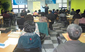 부산 수영구 남천동 부산노인일자리교육센터에서 진행되고 있는 ‘노인생애경력 조언자 양성 프로그램’ 교육 현장. 은퇴자에게 전문적인 상담서비스를 제공할 인력을 양성하는 과정으로, 첫해인 올해에는 수료증을 발급하지만 자격화를 계획 중이다. 정동우  기자