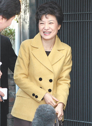 말문 연 朴 박근혜 전 한나라당 대표가 12일 오전 나흘간의 칩거를 끝내고 서울 강남구 삼성동 자택을 나서며 환하게 웃고 있다. 김미옥  기자