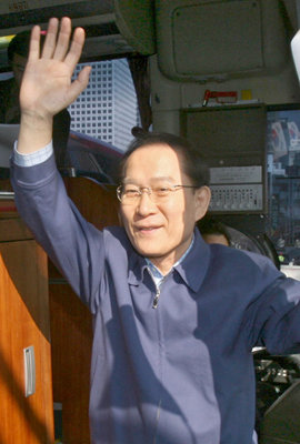 이회창 전 한나라당 총재가 12일 버스를 타고 지방 순회를 떠나며 서울 중구 남대문로 사무실 앞에 모인 지지자들을 향해 손을 흔들고 있다. 신원건 기자