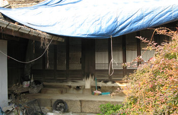 옛 모습을 간직한 마지막 남은 조선 왕실의 굿당 금성당이 주변지역 재개발로 허물어지고 있다.