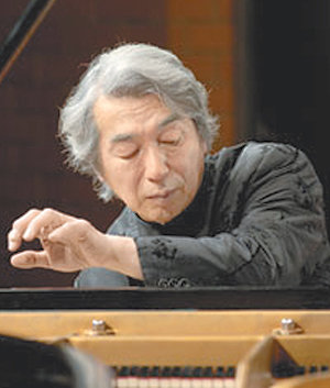 뇌중풍(뇌졸중)으로 오른손이 마비됐는데도 왼손만으로 무대에 복귀해 일본 사회에 잔잔한 감동을 주고 있는 71세의 피아니스트 다테노 이즈미 씨. 사진 출처 다테노 이즈미 홈페이지