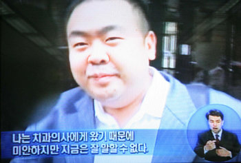 프랑스 파리에서 일본 후지TV 카메라에 찍힌 김정일 북한 국방위원장의 장남 김정남. 그는 능숙한 프랑스어 실력을 뽐내며 시종 여유 있는 모습이었다. MBC 화면 촬영