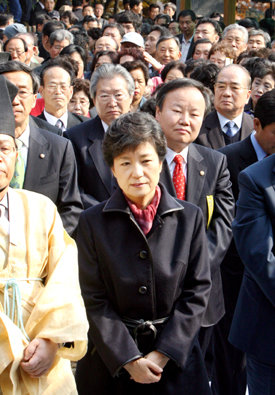 박근혜 전 한나라당 대표가 14일 구미시 상모동 박정희 전 대통령 생가에서 열린 아버지의 탄생 90주년 기념행사에 참석해 제례를 지켜보고 있다. [연합]