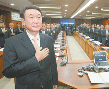 한상률 국세청장 내정자(앞)가 차장으로 있던 8일 서울 종로구 수송동 국세청 본청에서 지방청장 회의를 주재하기에 앞서 국기에 대한 경례를 하고 있다. 동아일보 자료 사진